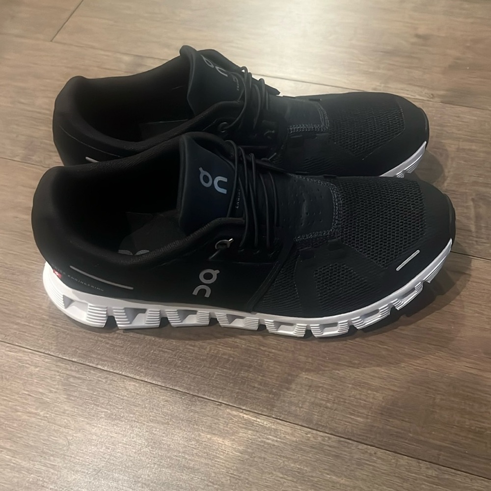 On cloud sneakers size 9